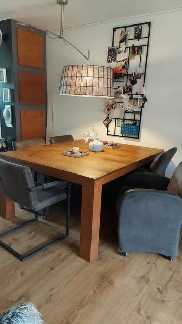 Eiken eettafel 134x170cm met stoelen beschikbaar voor biedingen