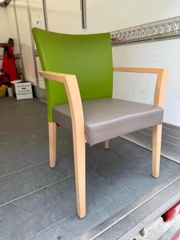 8 stoelen met armleuning van ‘Lensen’! beschikbaar voor biedingen