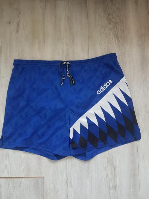 Zeldzame adidas short broekje early 90s maat, Sport en Fitness, Voetbal, Gebruikt, Broek, Maat L, Ophalen of Verzenden