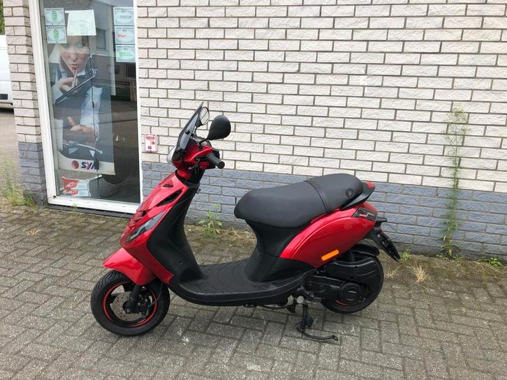 JONGE PIAGGIO ZIP SP 45 4-TAKT CANDY RED BROM  BJ2021 6000KM, Fietsen en Brommers, Scooters | Piaggio