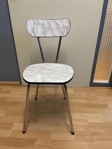 Vintage stoel beschikbaar voor biedingen