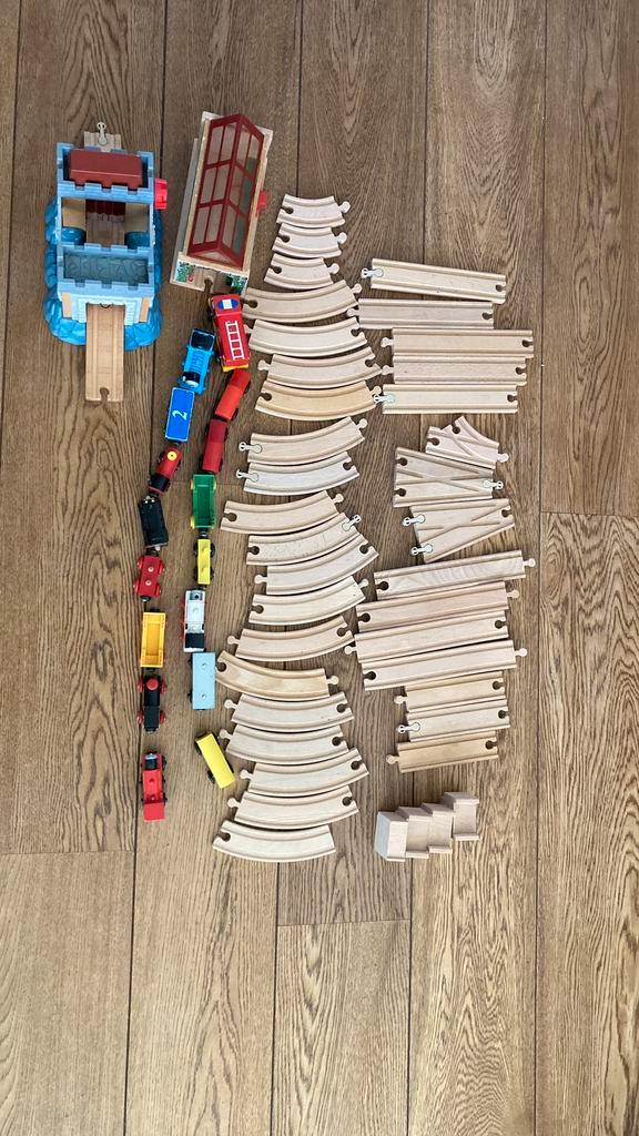 Houten trein en rails met brug en parkeerhangar, Kinderen en Baby's, Speelgoed | Thomas de Trein, Zo goed als nieuw, Ophalen of Verzenden