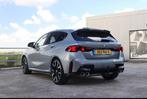 BMW 1-Serie M135 Xdrive 301pk Aut 2024 Grijs, Auto's, 1998 cc, 1525 kg, 4 cilinders, Leder en Stof