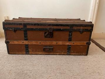 Vintage Hutkoffer met metalen details beschikbaar voor biedingen