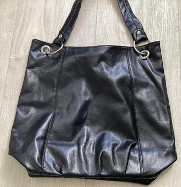 Zwarte handtas beschikbaar voor biedingen