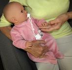 Baby Leoni met bruine ogen levensechte babypop 52 cm groot, Selintoys, Nieuw, Ophalen of Verzenden, Leiden