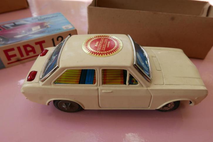 Asahitoy Fiat 124 in doos, Antiek en Kunst, Antiek | Speelgoed, Ophalen of Verzenden