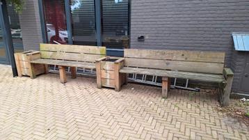 Houten bankjes met bloembakken  beschikbaar voor biedingen