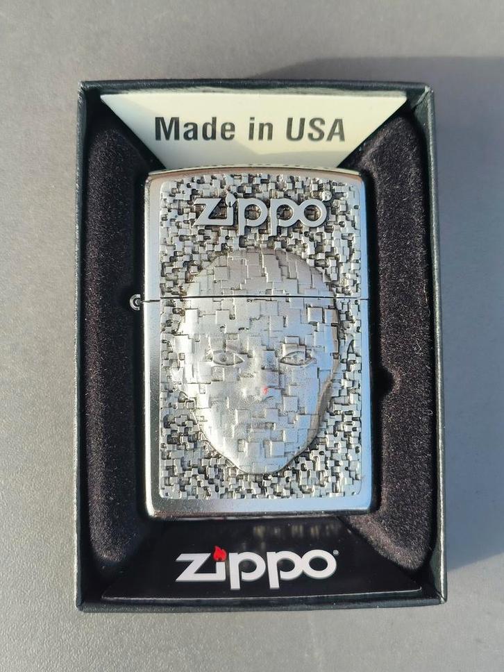 Zippo Digital Face 3D Emblem, Verzamelen, Rookartikelen, Aanstekers en Luciferdoosjes, Zo goed als nieuw, Aansteker, Ophalen