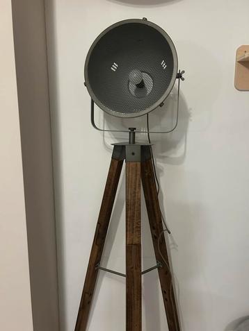 Industriële vloerlamp met houten statief