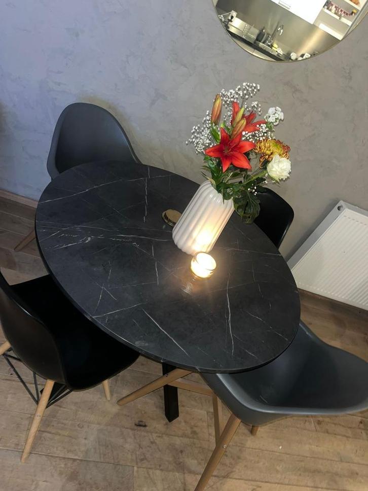 Moderne ronde eettafel + 4 stoelen – In zeer nette staat, Huis en Inrichting, Tafels | Eettafels, Nieuw, 50 tot 100 cm, 100 tot 150 cm