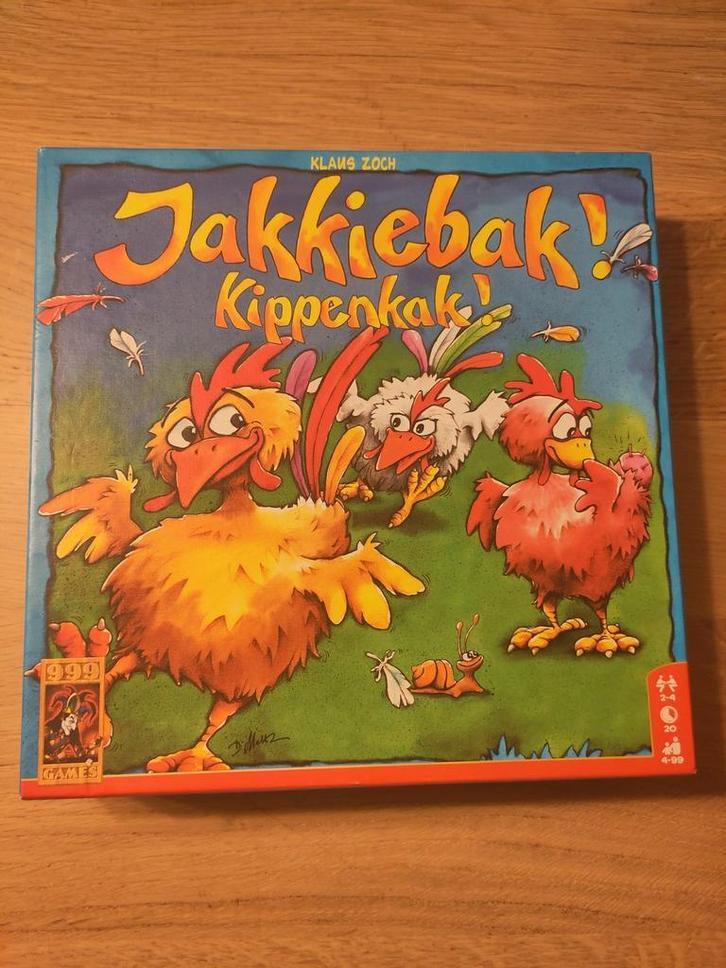 Jakkiebak! Kippenkak! - 999 Games, Hobby en Vrije tijd, Gezelschapsspellen | Bordspellen, Zo goed als nieuw, Een of twee spelers