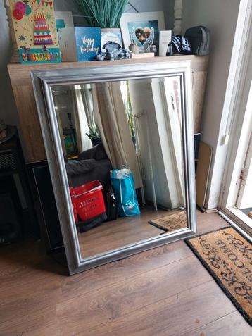 Grote spiegel izgs . beschikbaar voor biedingen