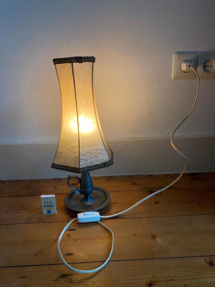 Cottage tinnen tafellampje met oortje en varkensblaas kapje, Huis en Inrichting, Lampen | Tafellampen, Zo goed als nieuw, Minder dan 50 cm