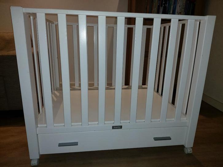 Bopita box Brent wit met la en wieltjes, Kinderen en Baby's, Boxen, Gebruikt, Rechthoekig, In hoogte verstelbaar, Boxkleed, Lade