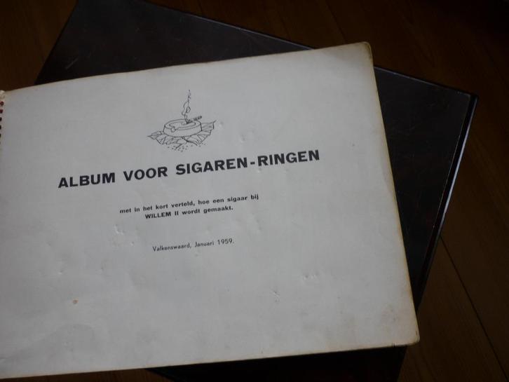 Album met sigarenbandjes uit 1959, Verzamelen, Rookartikelen, Aanstekers en Luciferdoosjes, Gebruikt, Sigarenbandjes, Verzenden