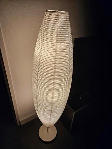 Witte vloerlamp beschikbaar voor biedingen