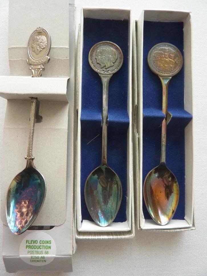 3 theelepeltjes verzilverd Juliana, Beatrix, Claus en gezin, Verzamelen, Koninklijk Huis en Royalty, Zo goed als nieuw, Speld(je) of Lepel(tje)