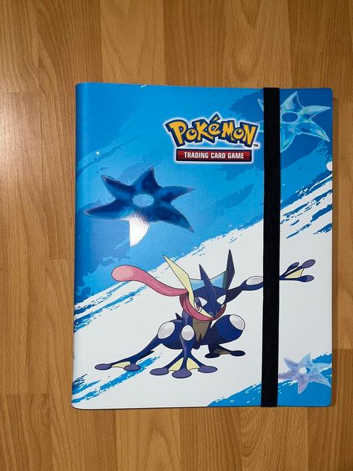 POKEMON ULTRA PRO 9 POCKET GRENINJA BINDER MAP, Hobby en Vrije tijd, Verzamelkaartspellen | Pokémon, Zo goed als nieuw, Verzenden