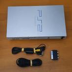 ZILVER Sony PlayStation 2 PHAT (SCPH-50004) met KABELS, Spelcomputers en Games, Spelcomputers | Sony PlayStation 2, Gebruikt, Phat