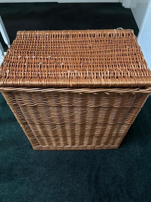 Een mooie stevige rieten mand met deksel en handvaten., Huis en Inrichting, Woonaccessoires | Schalen en Manden, Gebruikt, Mand