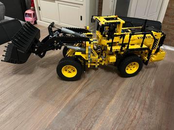 LEGO Technic 42030 Volvo L350F shovel compmeet met doos beschikbaar voor biedingen