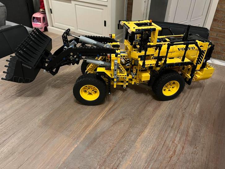 LEGO Technic 42030 Volvo L350F shovel compmeet met doos, Kinderen en Baby's, Speelgoed | Duplo en Lego, Zo goed als nieuw, Lego
