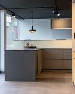 Nieuw showroommodel Prato grijs Kvik keuken compleet, Huis en Inrichting, Keuken | Complete keukens, Ophalen, Hoekkeuken, Nieuw