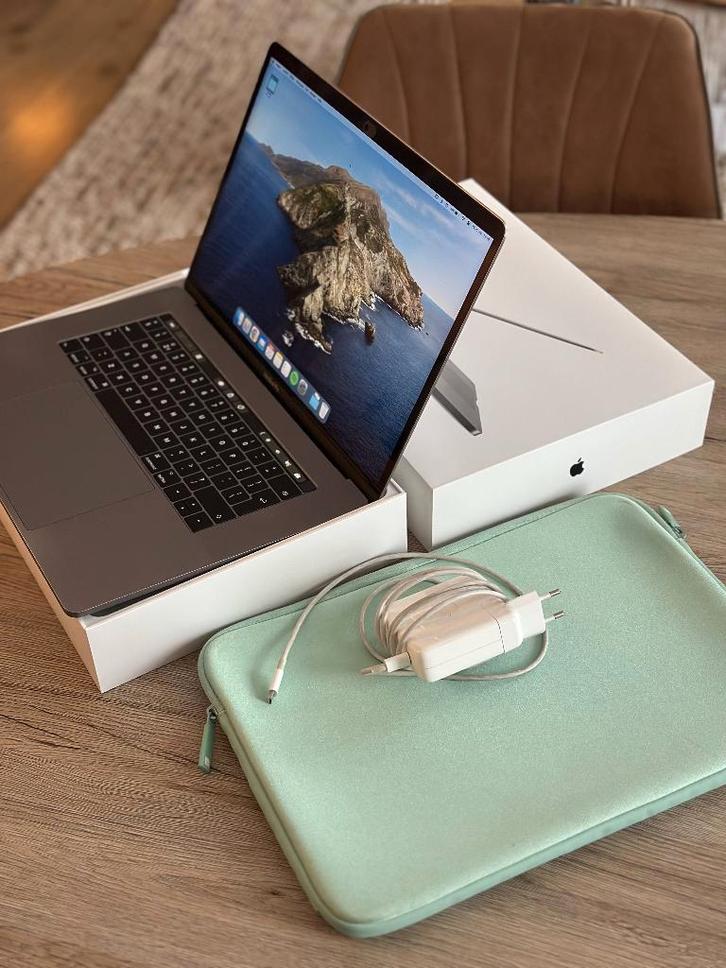 MacBook Pro set 2017 | 15-inch | TouchBar | Doos + adapter, Computers en Software, Apple Macbooks, Gebruikt, MacBook Pro, 15 inch