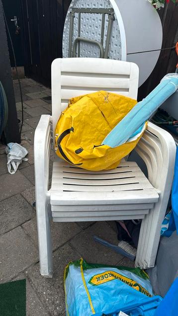 7 witten tuinstoelen + tuintafel beschikbaar voor biedingen