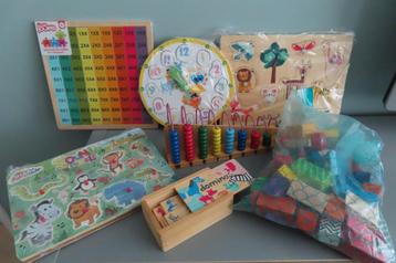 Houten speelgoed o.a. puzzels, telraam en blokken beschikbaar voor biedingen
