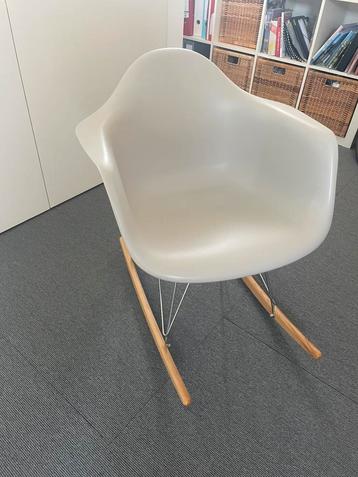Eames lookalike schommelstoel babykamer grijs  beschikbaar voor biedingen