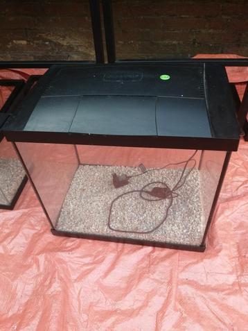Te koop 2 verschillende aquariums beschikbaar voor biedingen