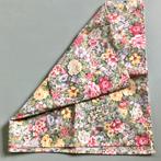 Vintage tafelkleedje vierkant kleedje bloemetjes vogeltjes, Huis en Inrichting, Tafelkleden, Binnen, Gebruikt, Ophalen of Verzenden