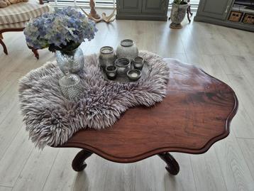 Mooie antieke Spinnekop  salontafel beschikbaar voor biedingen