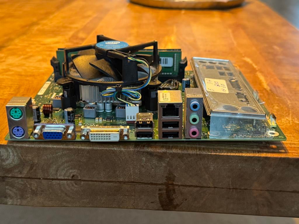 Fujitsu  Socket 1150 I5 - 4670K  CPU 3.40 Ghz  8Gb, Computers en Software, Moederborden, Mini-ATX, DDR3, Ophalen of Verzenden