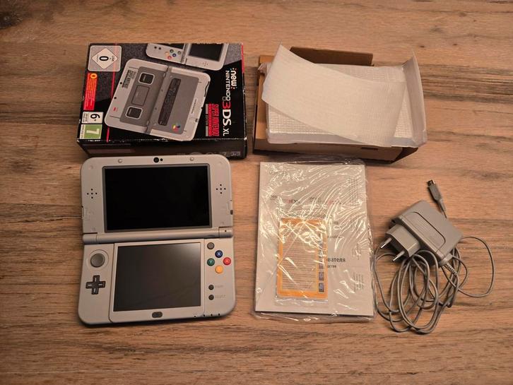New Nintendo 3DS XL SNES Limited Edition Nieuwstaat met doos, Spelcomputers en Games, Spelcomputers | Nintendo 2DS en 3DS, Zo goed als nieuw
