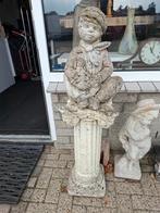 tuinbeeld 2 delig zittende boeren jongen op sokkel, Tuin en Terras, Ophalen, Gebruikt, Steen