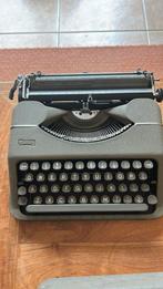 Oude typemachhine Montana legergroen inkl deksel, Diversen, Typemachines, Ophalen of Verzenden, Zo goed als nieuw
