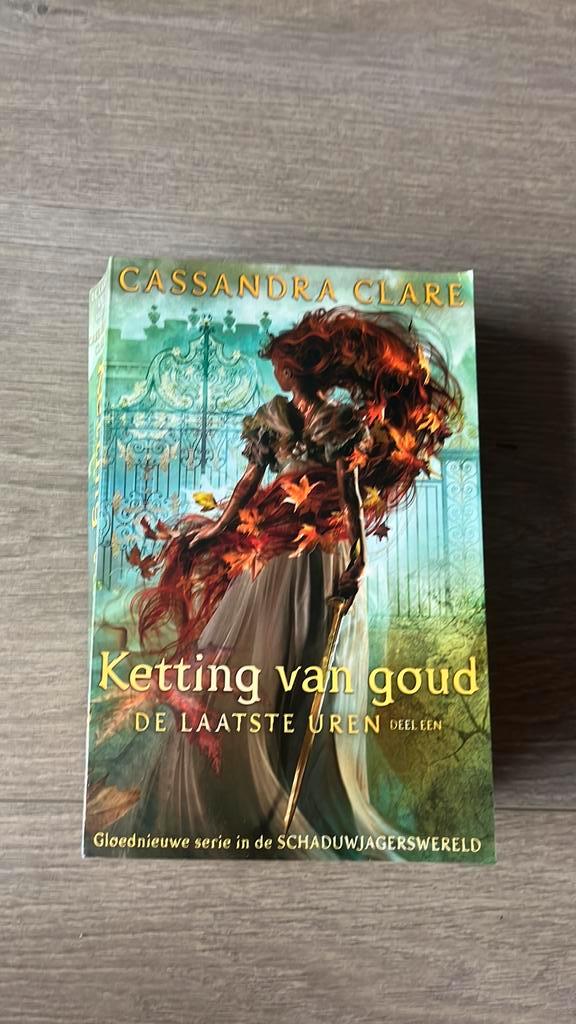 Cassandra Clare - Ketting van goud (special Jarige Job 2023), Boeken, Kinderboeken | Jeugd | 13 jaar en ouder, Zo goed als nieuw