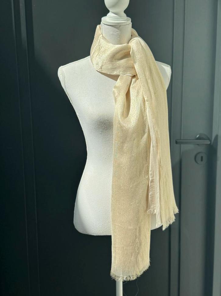 Vintage grote zijden ivoor - goud kleurige sjaal, Kleding | Dames, Mutsen, Sjaals en Handschoenen, Zo goed als nieuw, Sjaal, Maat 46/48 (XL) of groter