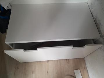 Witte ladekast beschikbaar voor biedingen
