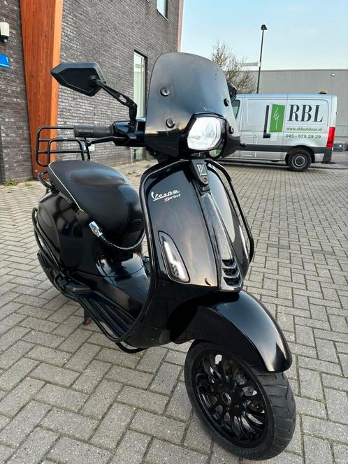 Vespa sprint 2017 geel kenteken 9 duizend km full option led, Fietsen en Brommers, Scooters | Piaggio, Zo goed als nieuw, Overige modellen