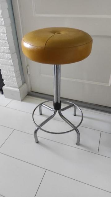 Vintage kruk chroom geel skaileer beschikbaar voor biedingen