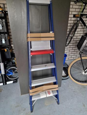 Enkel trap 4 treden beschikbaar voor biedingen