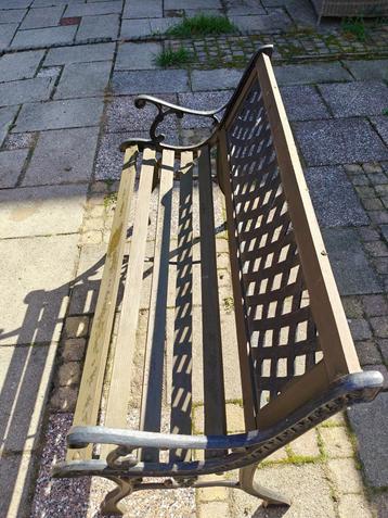 Gietijzeren tuinbank met houten zitting beschikbaar voor biedingen