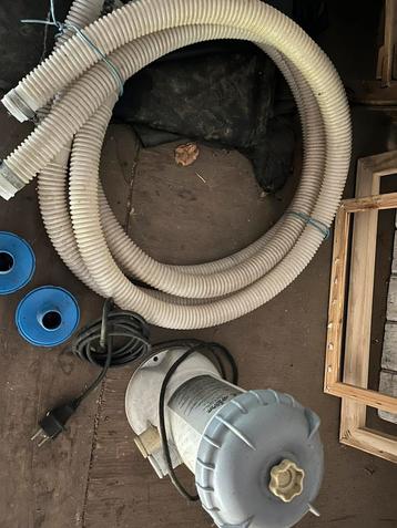 Zwembad met pomp en slangen beschikbaar voor biedingen