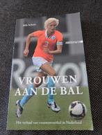 Mik Schots - Vrouwen aan de bal, Mik Schots, Lopen en Fietsen, Ophalen of Verzenden, Zo goed als nieuw