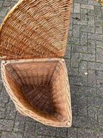 Mooi rieten hoek mand wasmand, Huis en Inrichting, Woonaccessoires | Schalen en Manden, Gebruikt, Mand, Ophalen of Verzenden, Riet