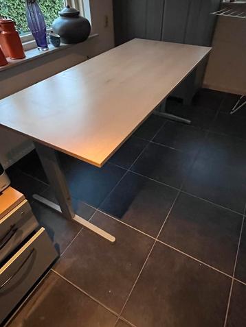 Tafel en verrijdbare ladebok beschikbaar voor biedingen